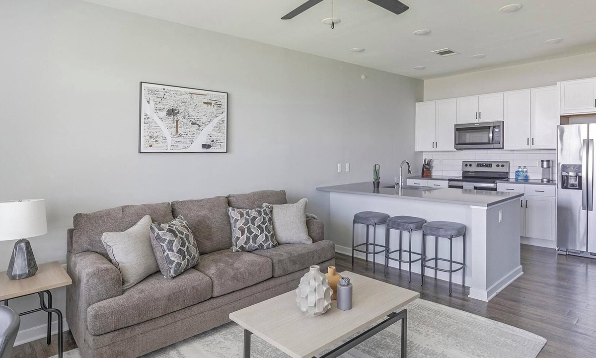 Madison Apartment | Landing | Modern 1BD, Pool, Gym
