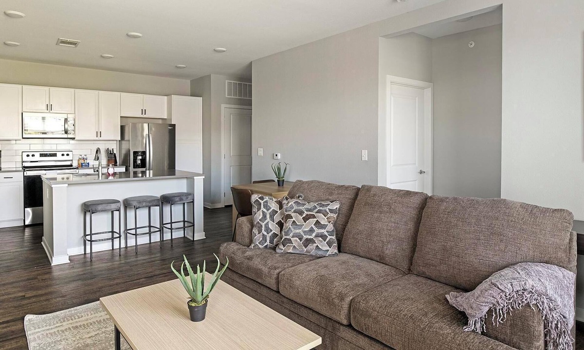 Madison Apartment | Landing | Modern 2BD, Pool, Gym