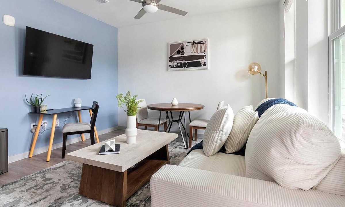 Springfield Apartment | Landing | Modern Studio, Gym, Pool
