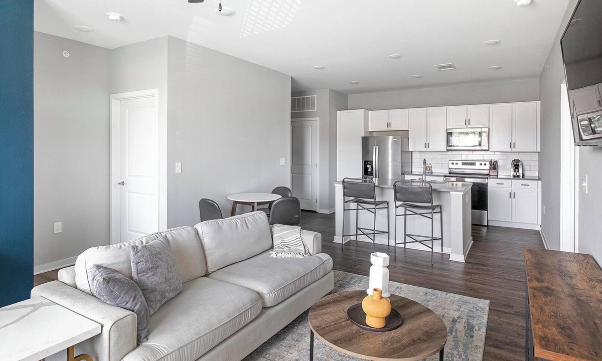 Madison Apartment | Landing | Spectacular 2BD, Pool, Gym