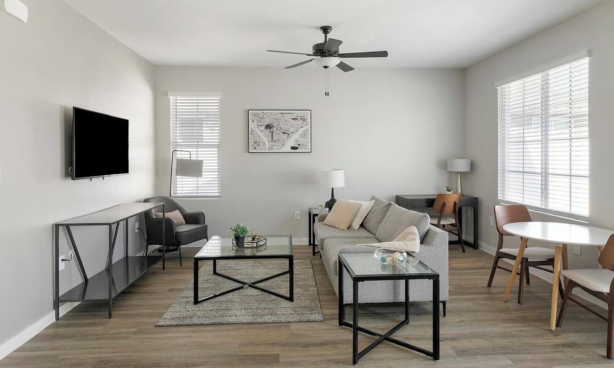 Madison Apartment | Landing | Stunning 2BD, Gym, Courtyard