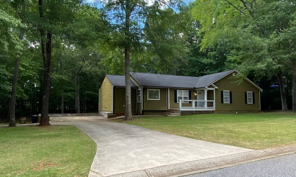 Athens House | Large 3 bedroom - Back deck - Pet Friendly