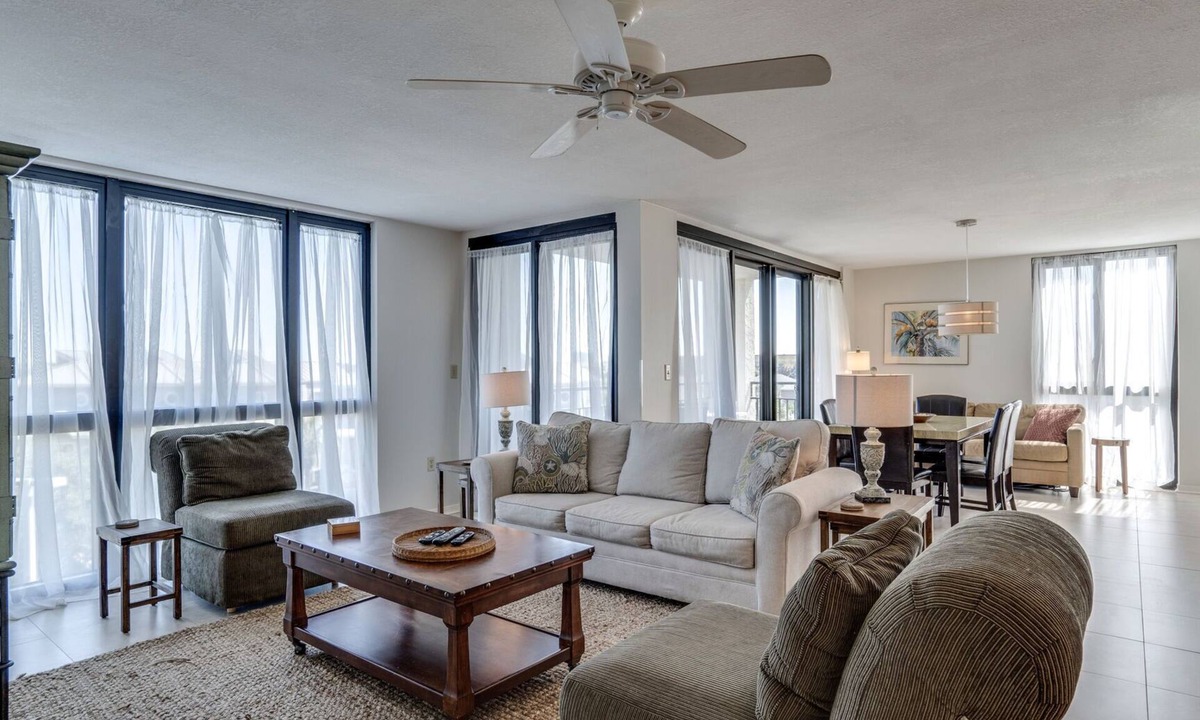 Destin Condo | Large 3BD 2BA Walk to the Beach!