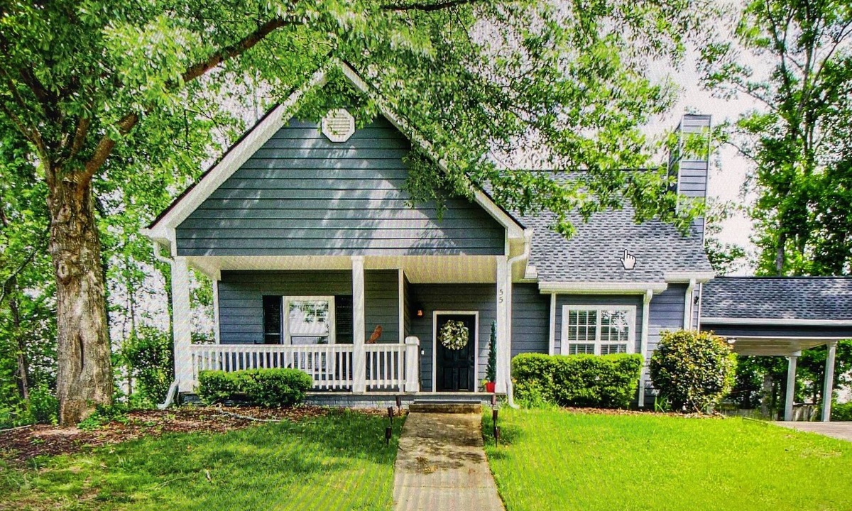 Newnan House | Large Family Cottage, King Master on Main, Downtown Newnan, Quiet Cul-de-Sac