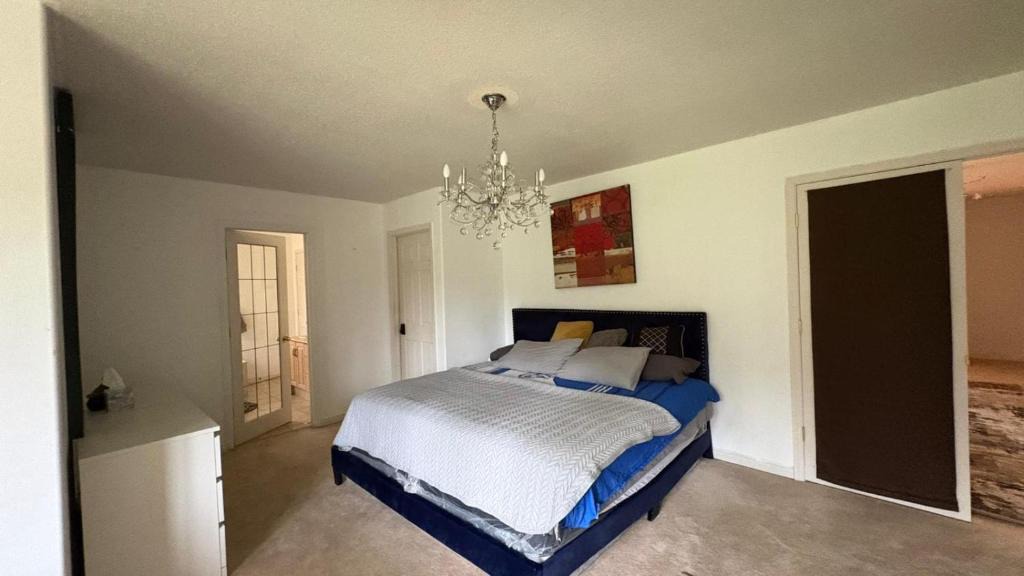 West Edmonton Villa | Large home