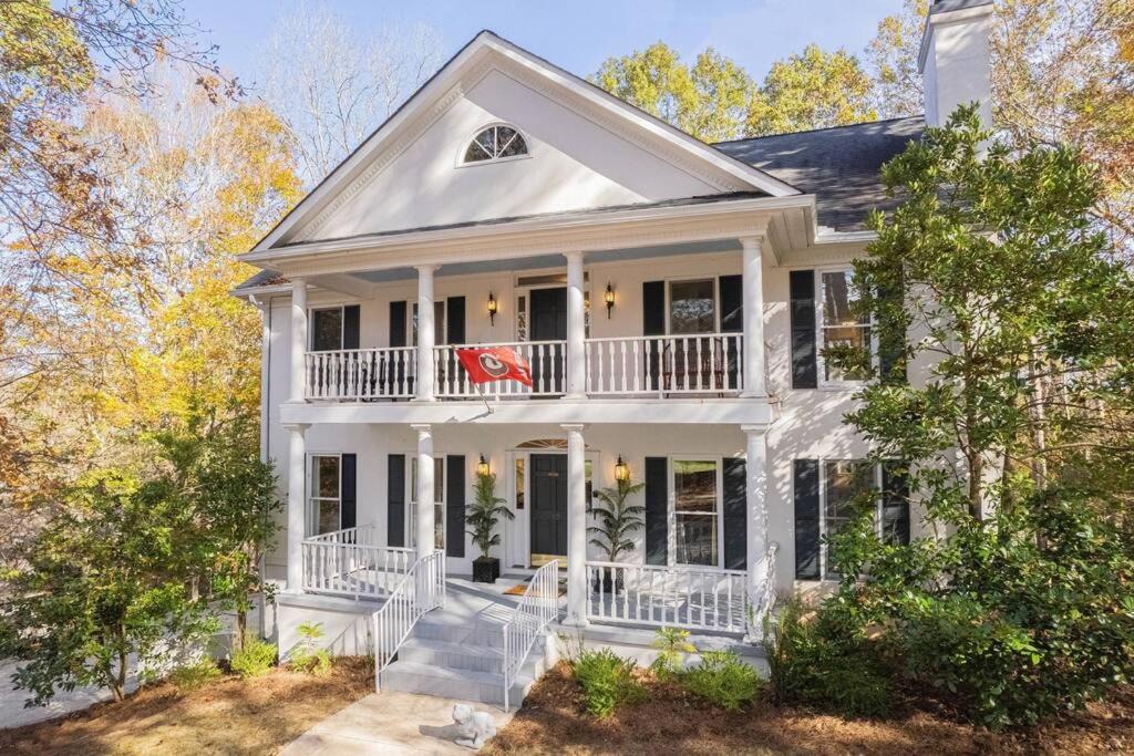 Athens Villa | Large Luxury House, King Beds and More, Hot Tub, Theater, Fireplace, Game Room, Ping-pong, Pool Table, Air Hockey, Arcade, River, Big Kitchen, Nice Porch, Quiet, Good for Families and Large Groups, Near UGA Golf Course, Close to UGA & Stanford Stadium