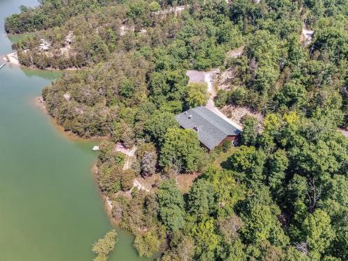 Sevierville House | Large Private Douglas Lake Lodge- 8 bedrooms and 6 bathrooms on 12 acres with a dock -sleeps up to 35