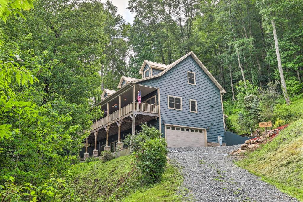 Mars Hill House | Laurel Creek Lodge with Hot Tub and Creek Access!