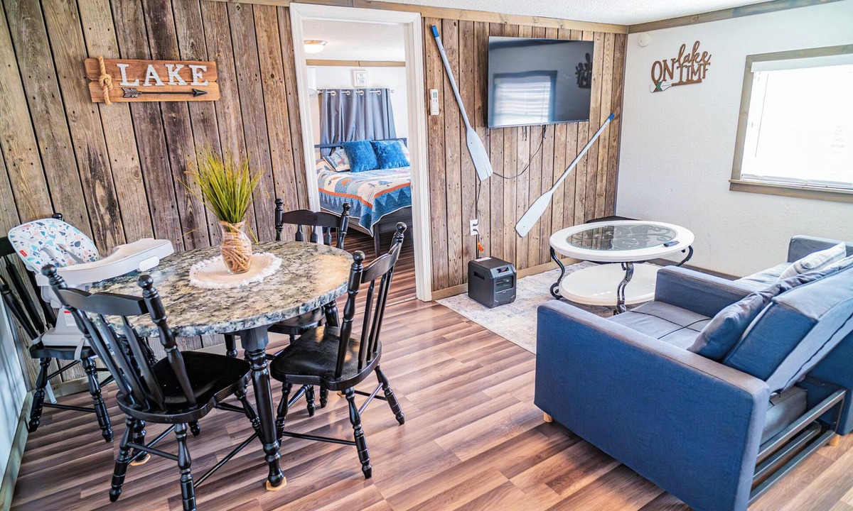 Dandridge Cabin | Life on the Docks Cozy 1 Bedroom cabin on Douglas Lake!