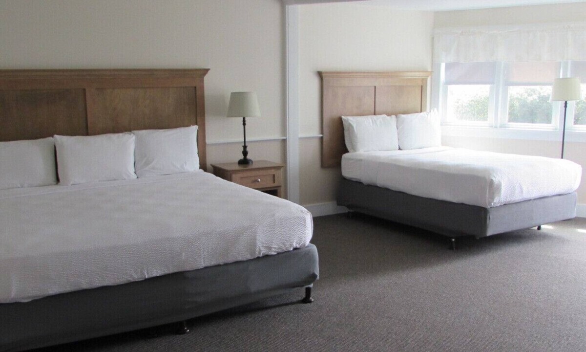 West Dennis Hotel | Lighthouse Inn