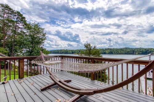 Dandridge Ski Chalet | Live Luv Lake, Hot Tub, Private Boat Dock, WIFI,560 FREE tickets each paid day
