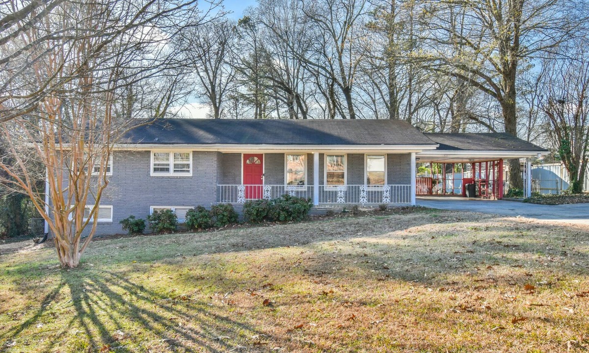 Marietta House | Located in East Cobb near Battery and East Cobb Sports Complex and near city.