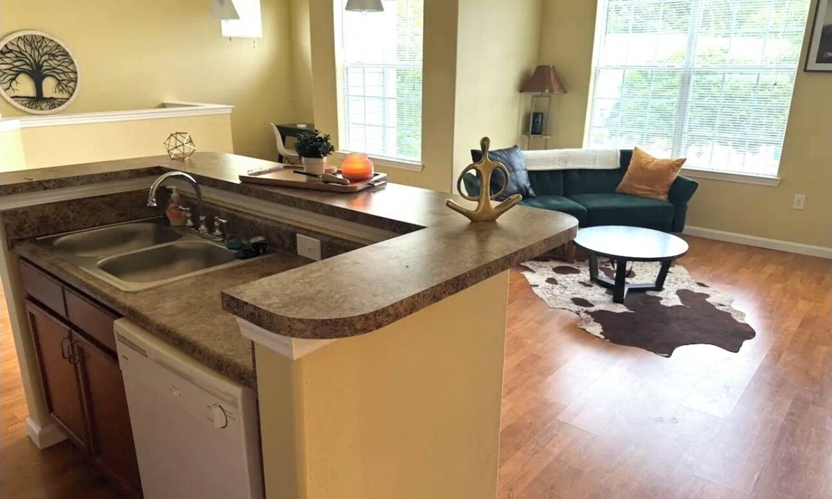 Madison Apartment | Located in the heart of Madison City, minutes away from all major attractions,