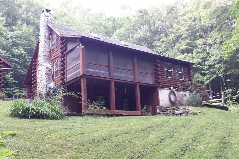 Sandgate Cabin | Log Cabin Rental for Eight Guests with Walk-Out Bedroom near Manchester, Vermont