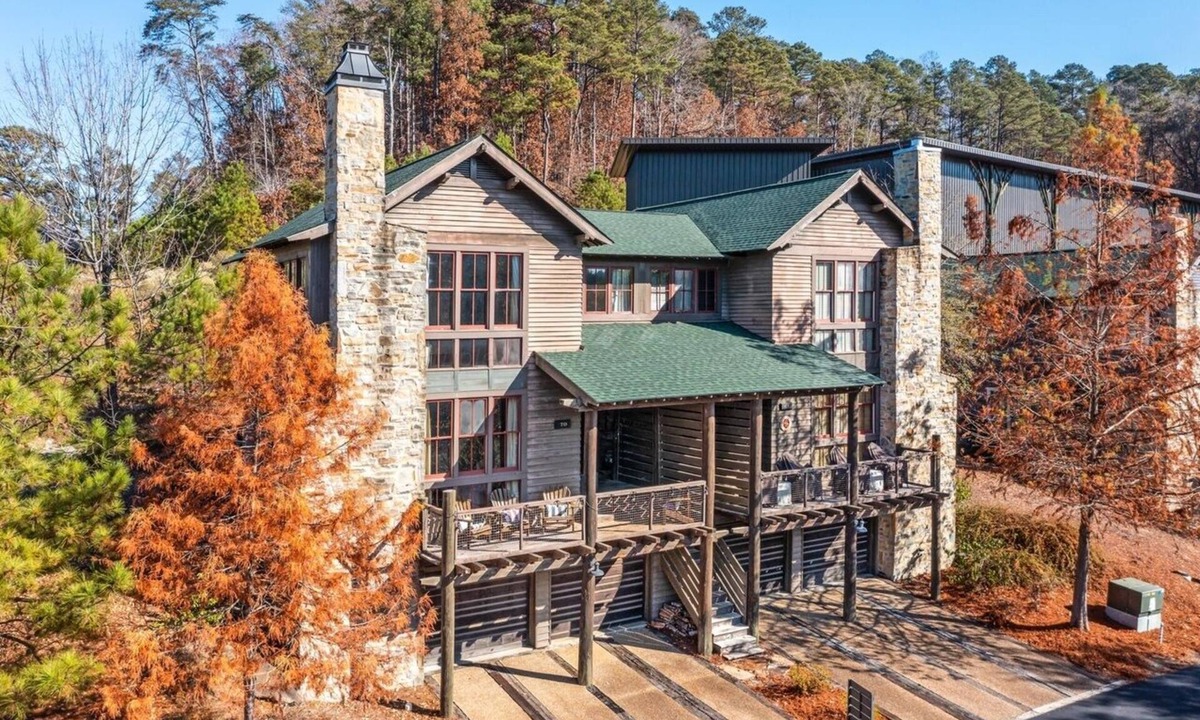 Logan House | Lovely, convienant 4-bedroom townhome with WiFi on Smith Lake