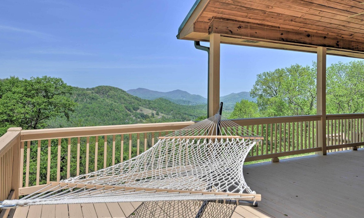 Waynesville House | 'Luck's Lookout': Breathtaking Mtn Views & Hot Tub