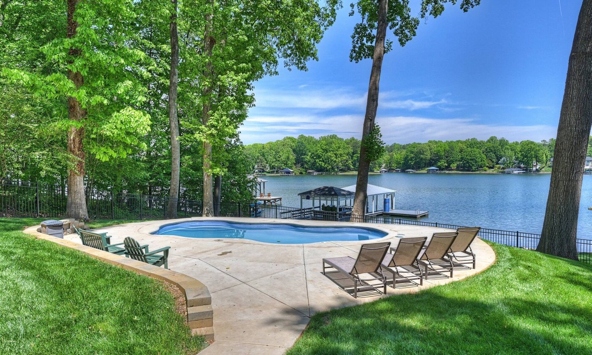 Mooresville House | Lucky's Lake House | Sleeps 20 | Pool | Game Room