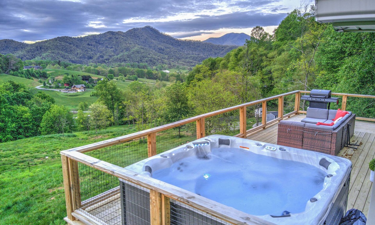 Heavens Holler House | Lux Mountain Chalet Hot Tub Firepit Hiking Views