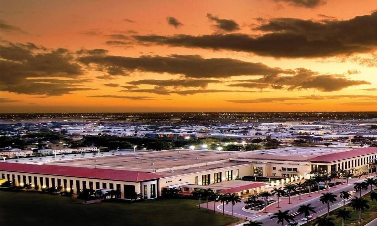 Progressive Northwest Apartment | Luxe 2br/1bath, Palm Beach, W/free parking, outdoor living area and Trampoline!