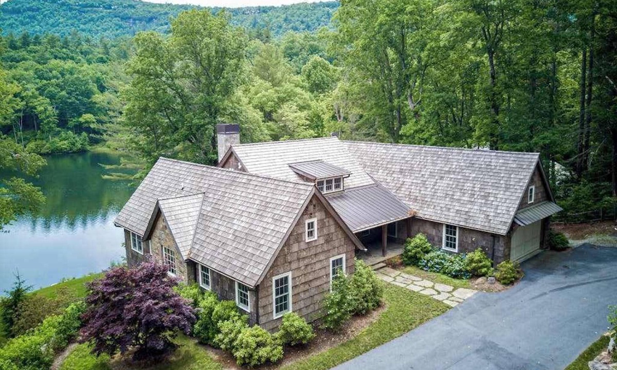 Lake Toxaway House | Luxe lakefront home with dock, kayak, canoe, home gym & great outdoor spaces