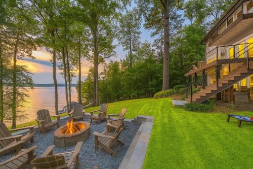 Macon House | Luxe Lakefront Spa, Pickleball, Kayaks, & Theater