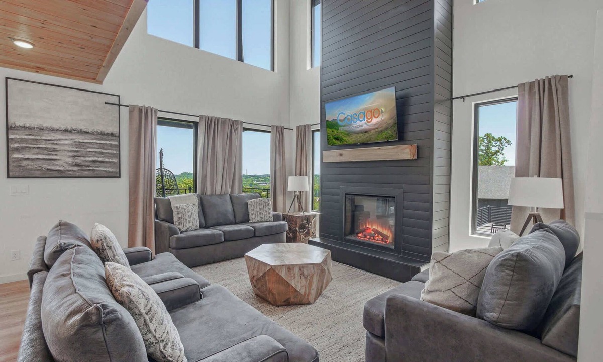 Sevierville Cabin | Luxe Stay N Smokies W Indoor Pool ・Hot Tub・Games