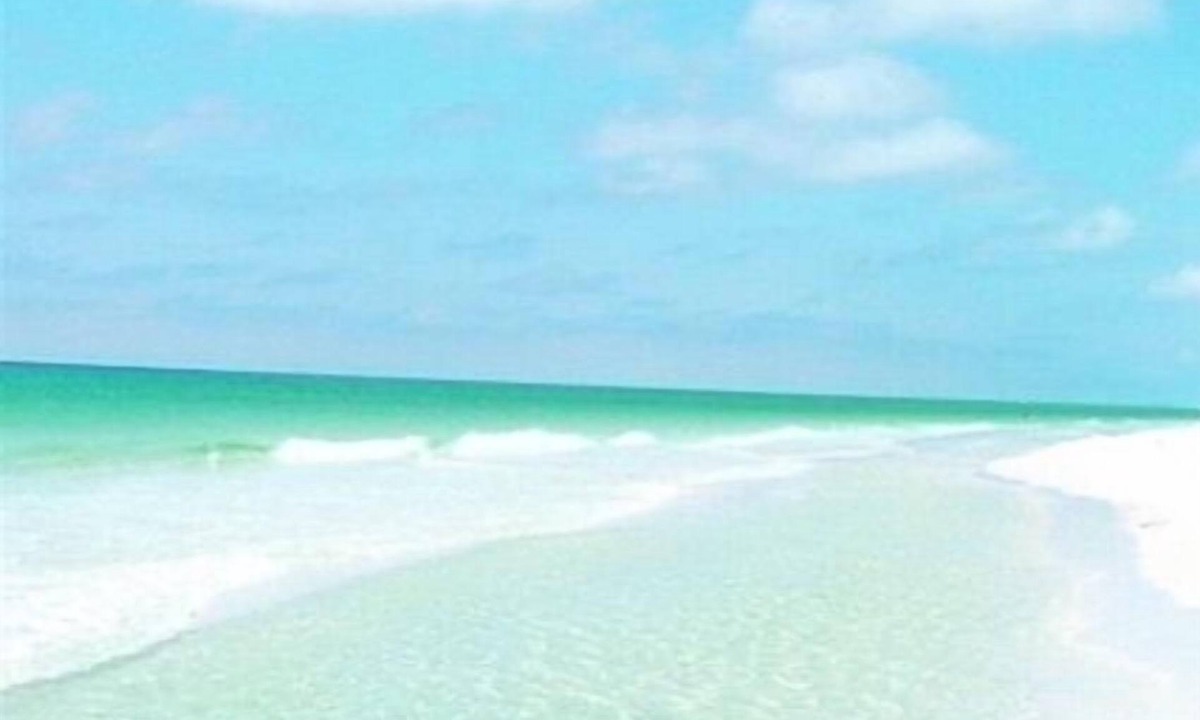 Sunnyside House | Luxurious 3-Story Home -Beach Chairs incl- Huge Porches - 2 blks to Quiet Beach