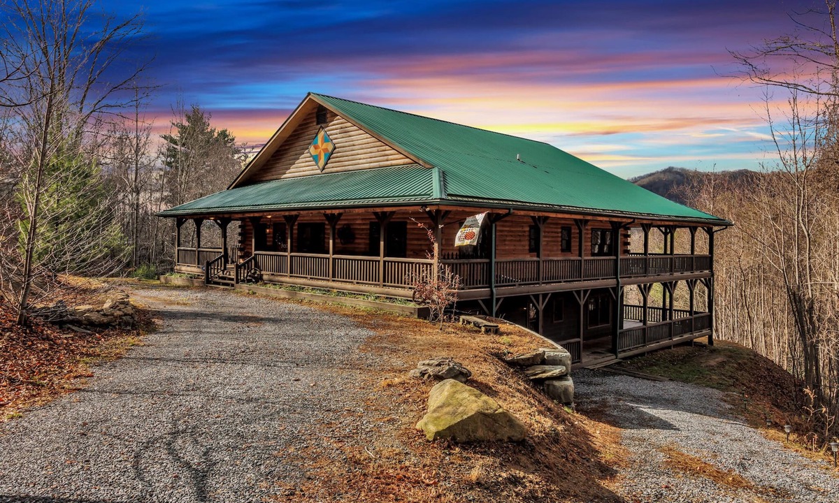 Clyde Cabin | Luxurious Hidden Valley Lodge - Blue Ridge Mountain Retreat!