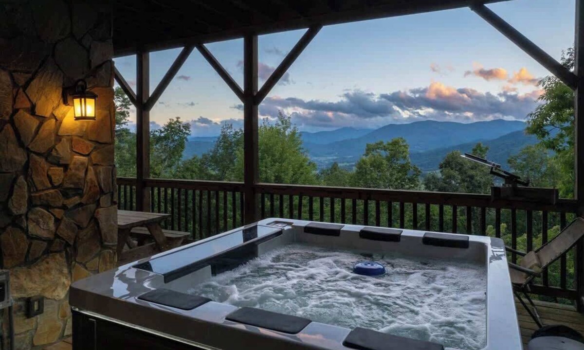 Waynesville Cabin | Luxury 4/4 Cabin 15 min to Waynesville! Hot Tub, Firepit, Views!