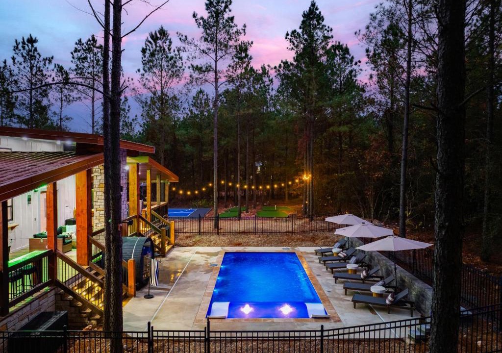 Hochatown House | Luxury Broken Bow Cabin - Private Pool, Pickleball , Sauna & Mini Golf - Sleeps 16
