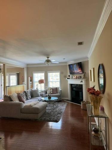 Atlanta House | Luxury Gated Cascades Oasis - Tempur-Pedic Beds & Gated Community
