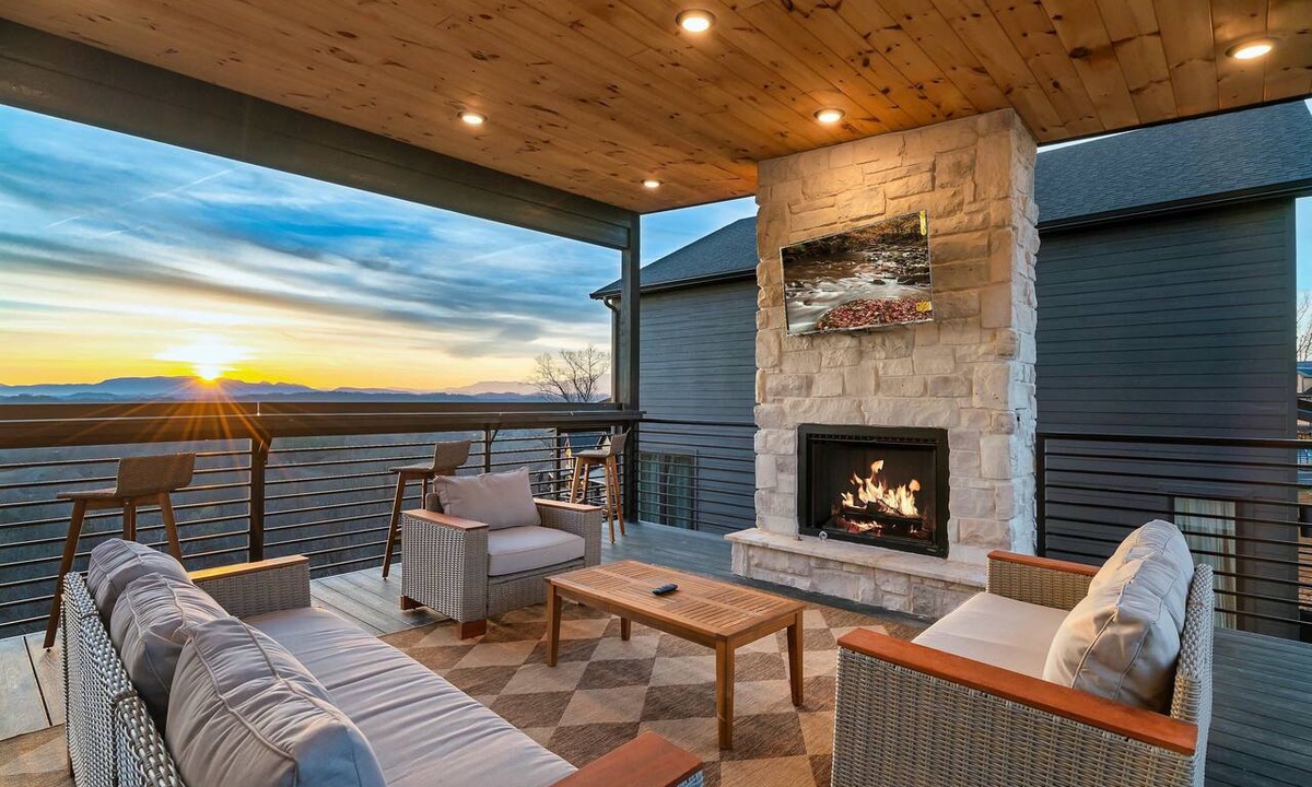 Sevierville House | Luxury Getaway, Sleeps 6・Views, Hot tub, Roof Deck