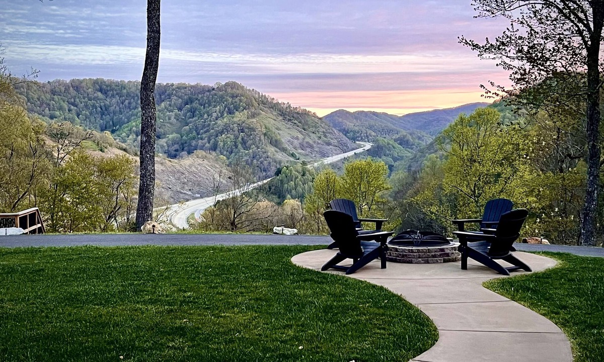 Mars Hill House | Luxury Mountain Home Retreat Dog Spa + Hot Tub Near Wolf Laurel