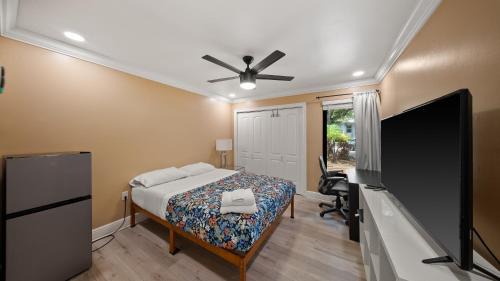 South Miami House | Luxury Queen Room in House, Walk to UM, Central Location