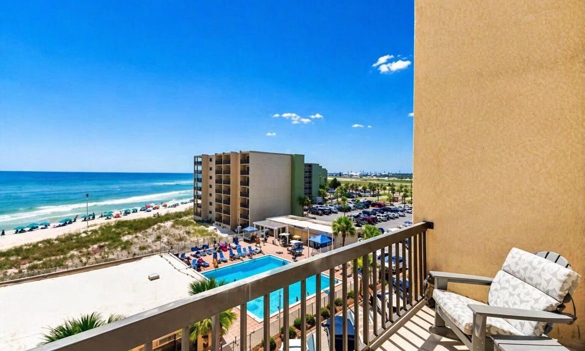 Sunnyside Condo | Luxury Renovated Beach & Lake Retreat ◇ Pinnacle Paradise Between the Shores