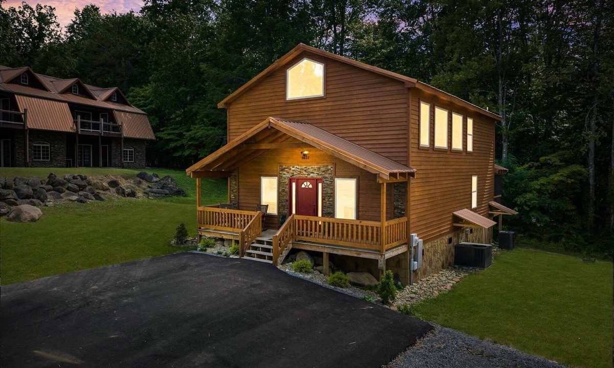 White Oak Lodge Cabin | Luxury Smoky Mntn Getaway. Close 2 GB DWNTN. HotTub .Games. CoffeeBar. Views