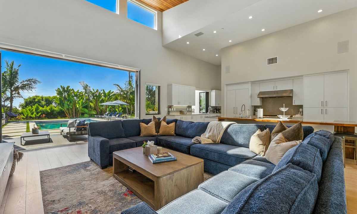 Encinitas House | Luxury Stay w/Pool, Spa, Fire Pit, Outdoor Lounge & Stunning Ocean Views | Encinitas Retreat