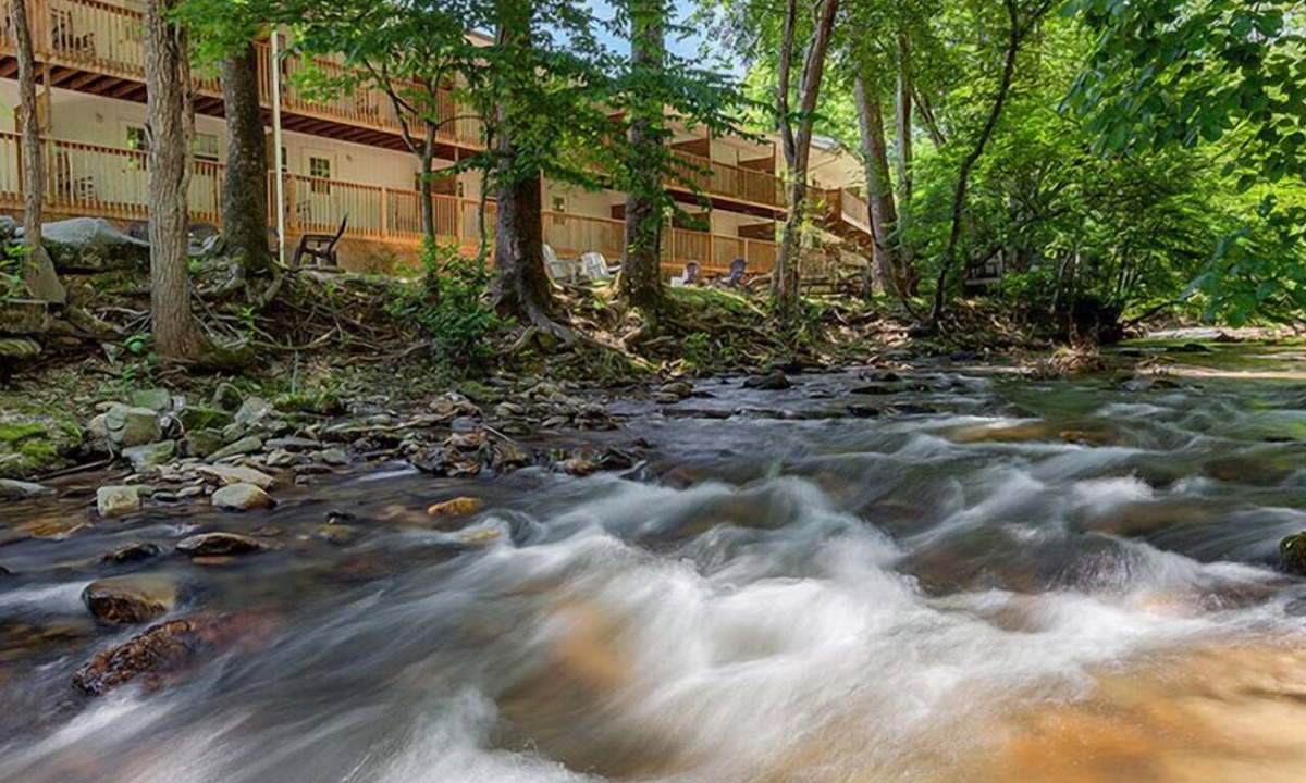 Maggie Valley Hotel | Maggie Valley Creekside Lodge