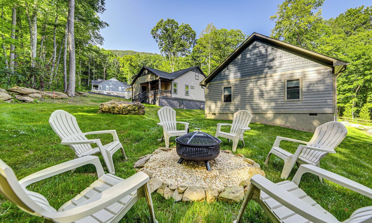 Maggie Valley House | Maggie Valley Home: Porch & Yard