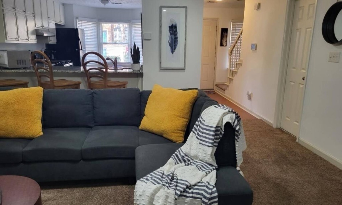 Riverdale House | Majestic Cozy Blue Townhouse Sleeps 4