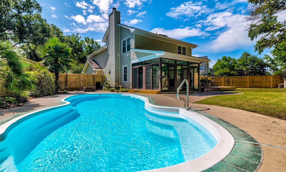 Charleston House | Minutes to Tanger Outlet, Top Golf, Pool, Hockey, Billiards, Ping Pong, Cornhole