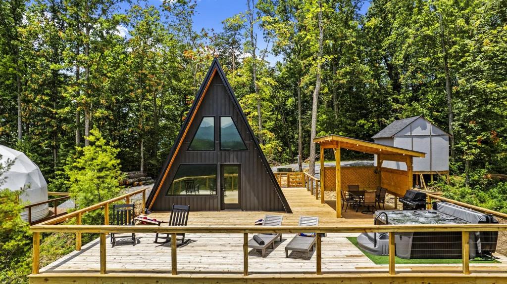 Hartford Ski Chalet | Modern A-Frame Cabin with Breathtaking Views of the Smoky Mountains, Perfect for Families or Groups
