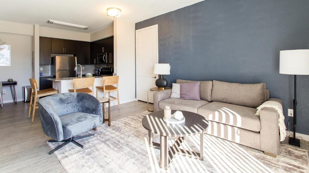 Three Oaks Apartment | Modern Apartment in Prime Location ID6769X43