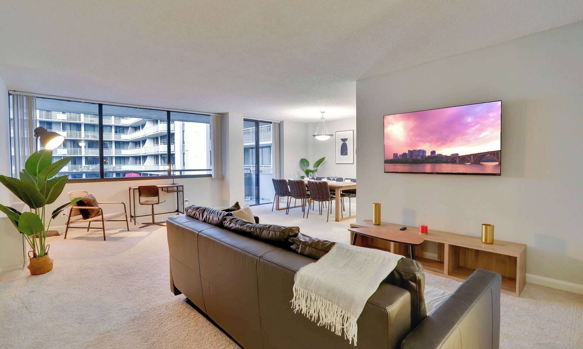 Crystal City Apartment | Modern Apt – Steps from Metro