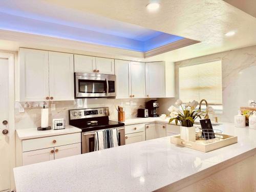 Pelican Apartment | Modern Boho 2bed 2bath home right in downtown