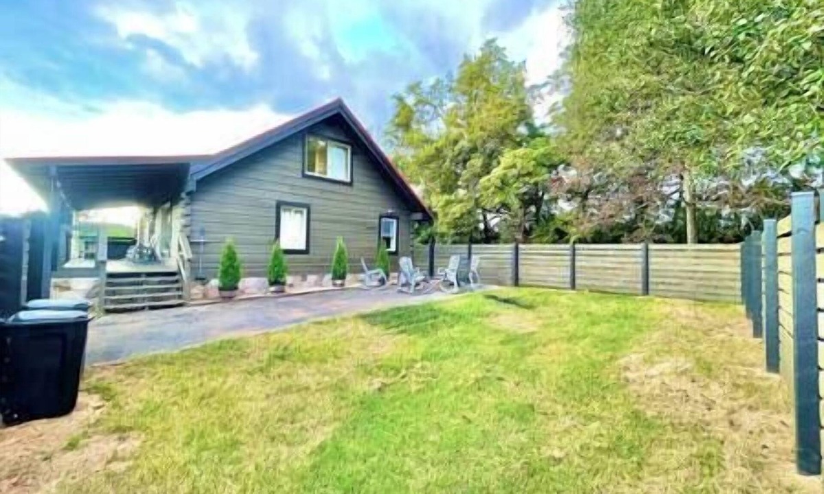 Sevierville House | Modern lake side nest HOTUB Fenced YARD king beds
