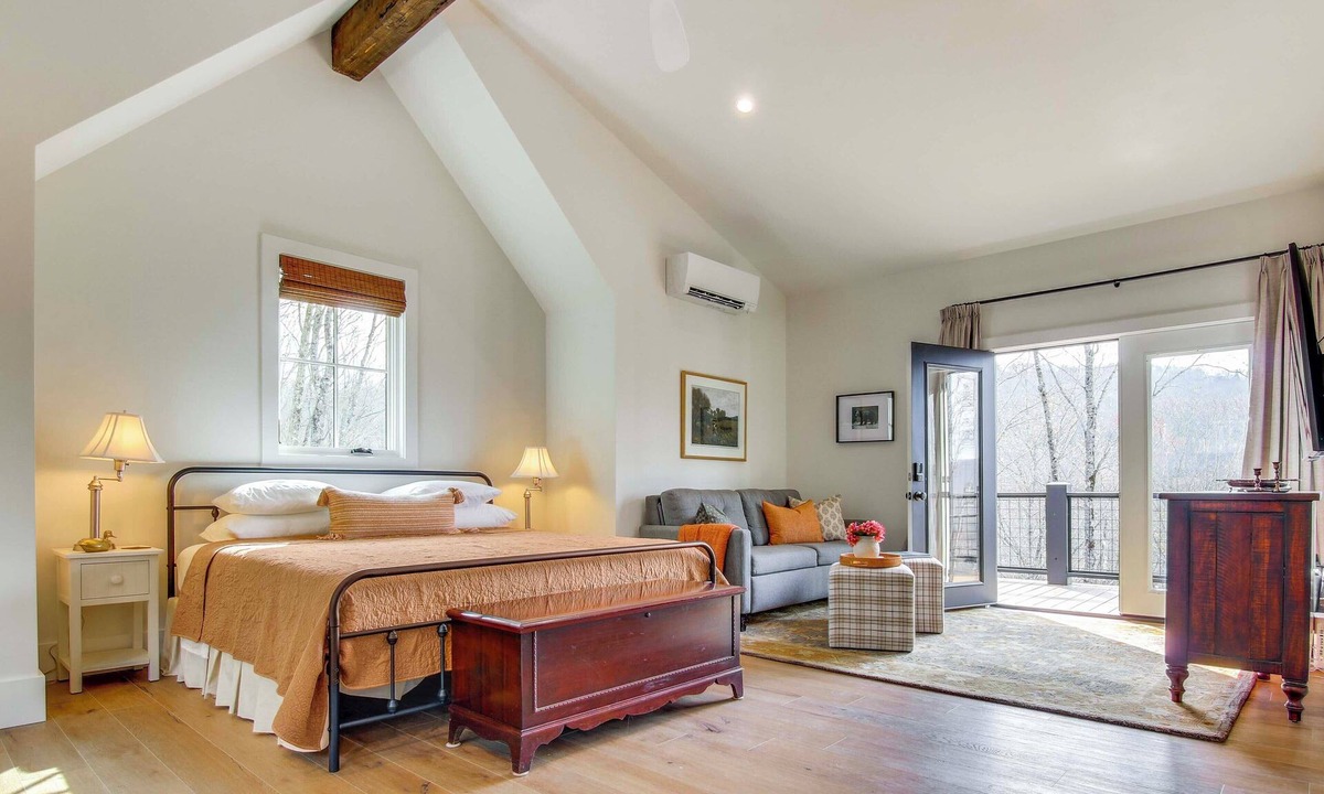Glenville Apartment | Modern Mtn Retreat w/Deck & Views in Glenville!