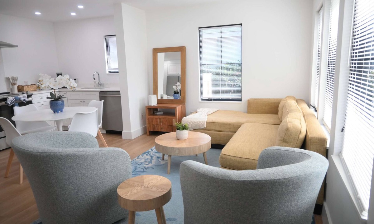 West Ashley House | 🏡 Modern Pet-Friendly Duplex Near Downtown Charleston
