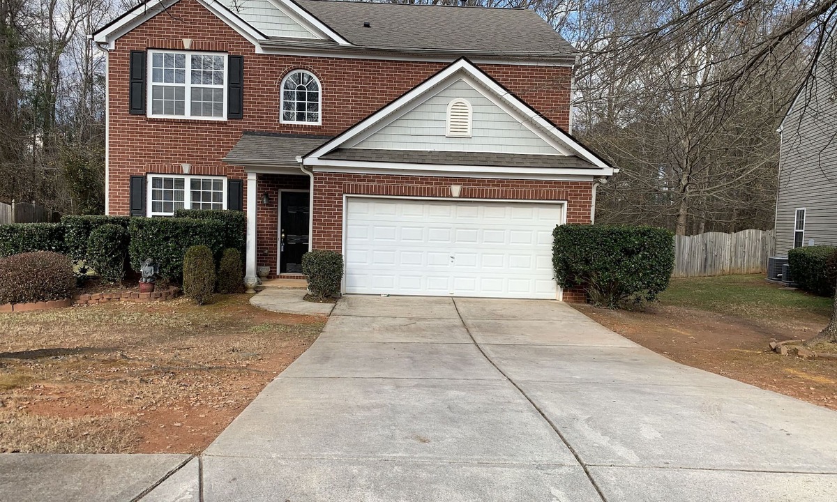 McDonough House | Modern, Spacious Home - 5 min walk from tennis courts and comm. pool