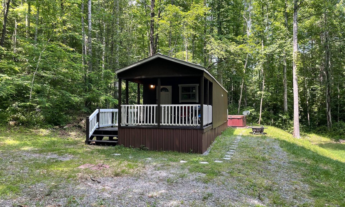Cherokee Cabin | Mountain Creek Getaway-Covered Porch - Fire Pit - Charcoal Grill